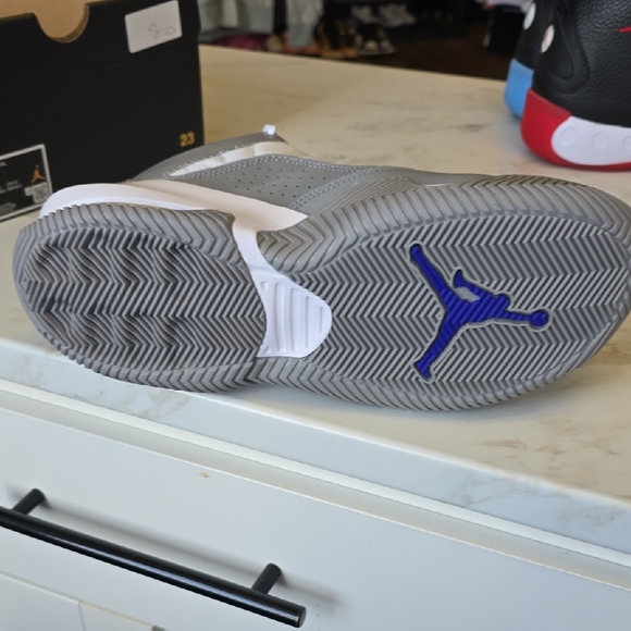 Jordan Athletic Shoes White Gray Purple - Picture 4 of 10